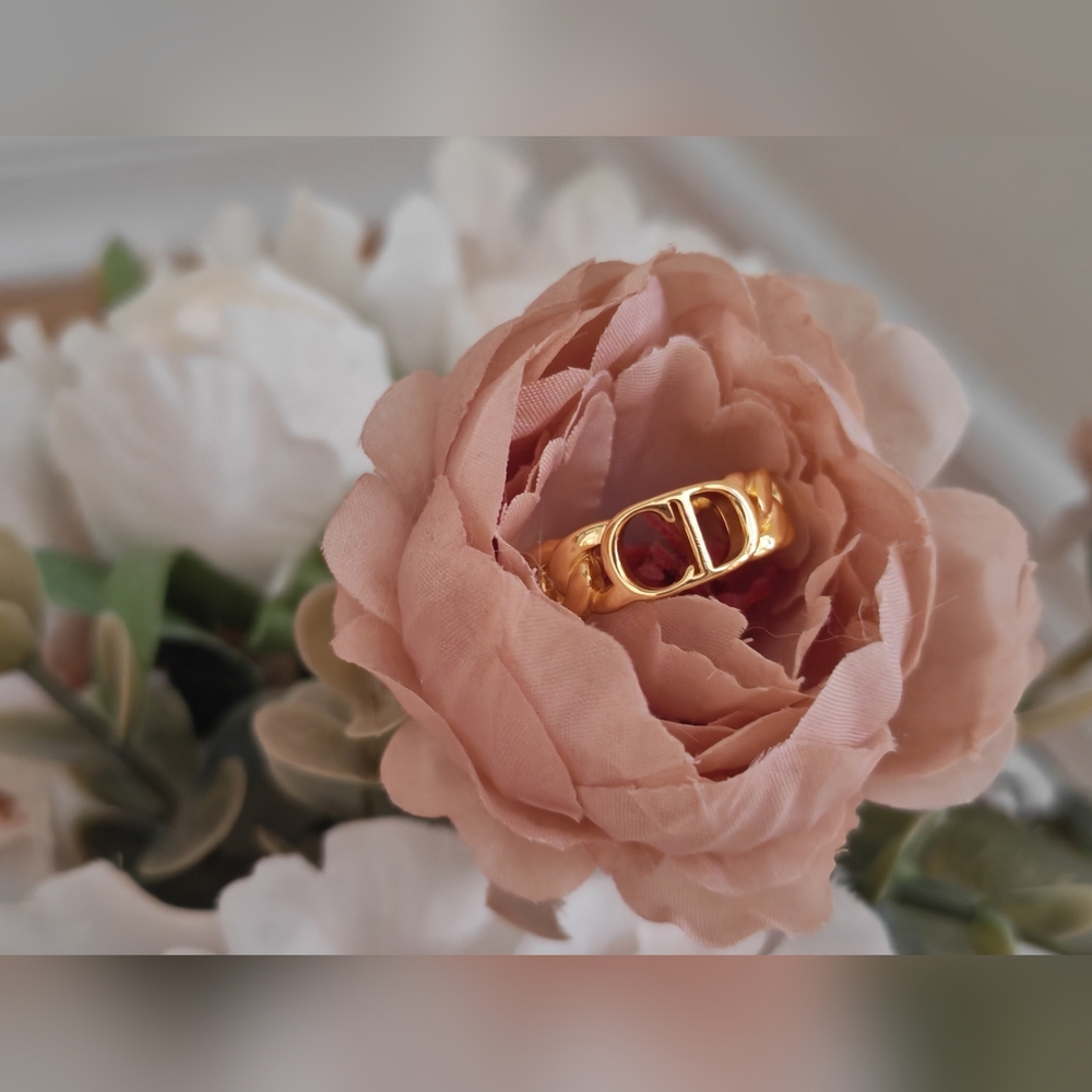 Ring in gold tone